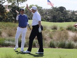 Habiskan Waktu Bermain Golf, Donald Trump Disentil Hillary