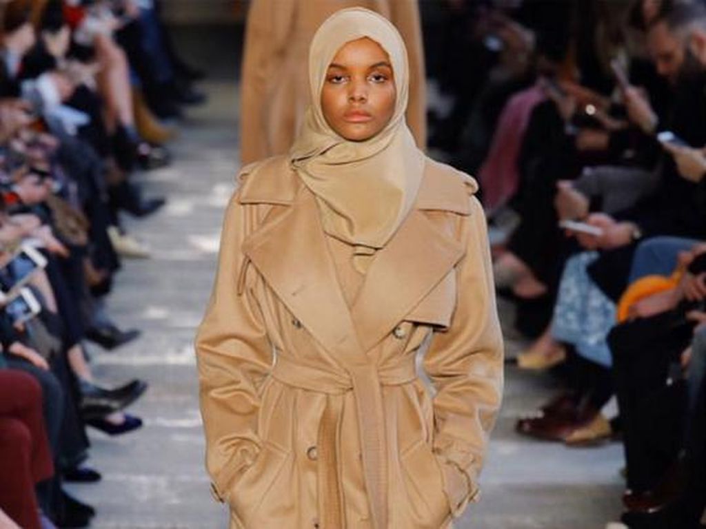 Gaya Model Muslim Hijab Halima Aden di Modest Fashion Festival Gaya Model Muslim Hijab Halima Aden di Modest Fashion Festival