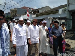 Sandiaga Jumatan dan Salat Jenazah di Masjid Arrohmah Jatinegara