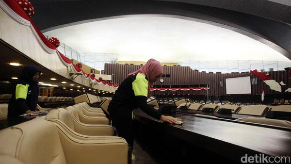 Gedung DPR Bersolek Sambut Raja Salman