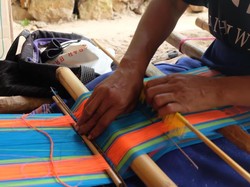 Liburan Sambil Belajar Menenun Kain Khas Sumba