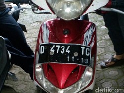 Penjahat Bersenjata Gergaji Tepergok Dorong Motor Curian