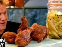 Ini Keseruan Gordon Ramsay Memasak Buttermilk Fried Chiken Bersama Putranya