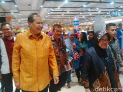 Resmikan Transmart Rungkut, Risma: Surabaya Makin Berkembang