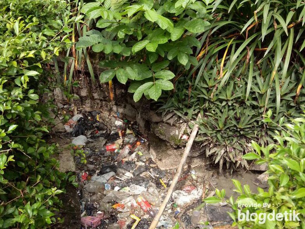 Tak Jauh dari Balai Kota Bandung, Selokan Ini Bau dan Penuh Sampah