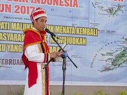 Terima Gelar Pemimpin Besar Maluku, Jokowi Kenakan Jubah