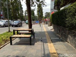 Sayang Trotoar Dago yang Sudah Cantik Tidak Dilengkapi Tong Sampah