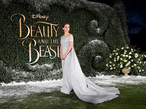 Foto: Emma Watson Cantik bak Cinderella di Premier Beauty And The Beast