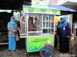 Gerobak-gerobak Cantik Diberikan ke Lansia Produktif