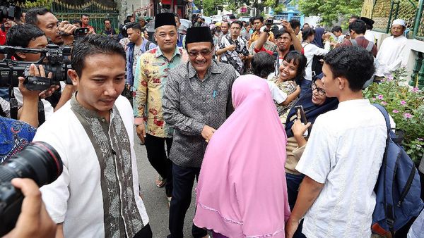 Wagub Djarot Silaturahmi dengan Warga Salemba
