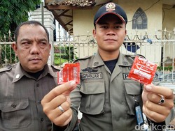 Bongkar Lapak PKL, Satpol PP Temukan Kondom Bekas Berserakan