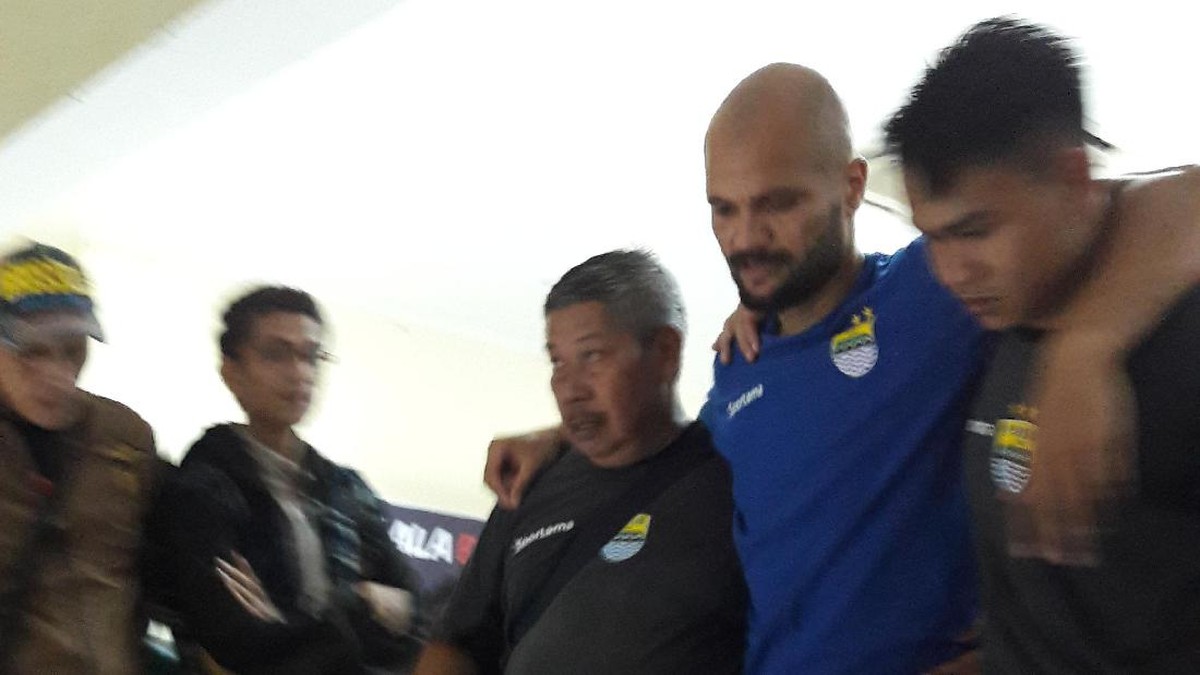 Sergio van Dijk saat cedera di Piala Presiden (Foto: Muchus Budi R.)