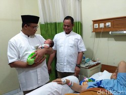 Anies Baswedan Jenguk Bayi Bernama Aniessandi