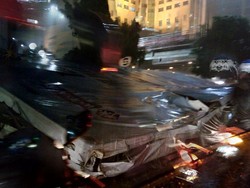 2 Papan Reklame di Slipi Roboh, 1 Mobil Tertimpa