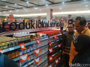Risma Bangga Produk UKM Surabaya Masuk Transmart