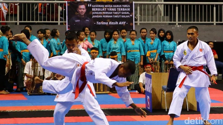 Seorang peserta berhasil menjatuhkan lawannya saat bertanding di Asia Karate Championship SBY Cup XIV 2017.