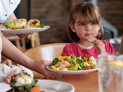 Mengajak Anak Makan di Restoran, Pilih Makanan Sehat dengan Trik Ini
