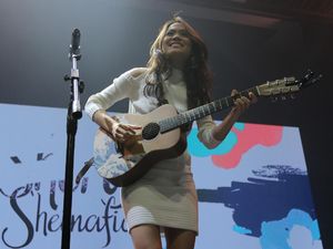 Melagukan Film di Galih & Ratna Concert