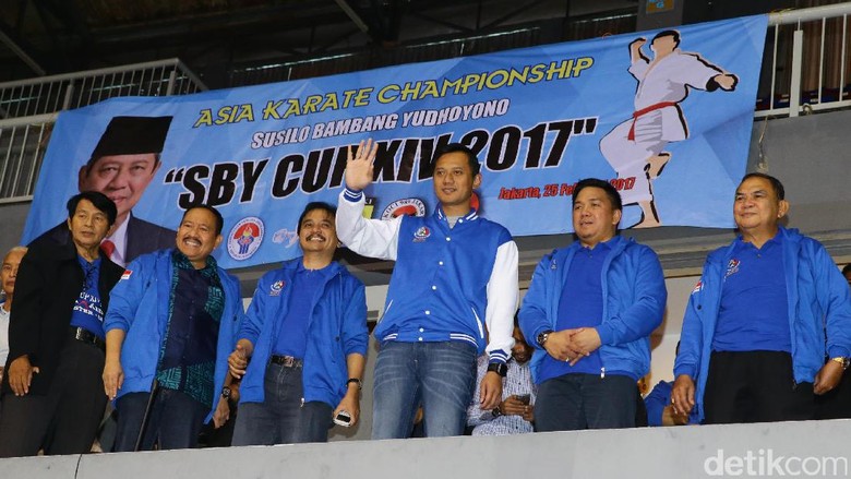 Putra sulung Presiden ke-6 RI Susilo Bambang Yudhoyono itu melambaikan tangan untuk menyapa peserta kejuaraan karate.