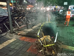 Ini Penampakan Baliho Roboh di Depan RS Harapan Kita