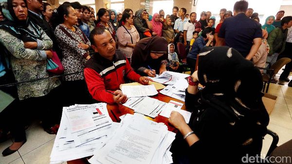 Warga Antre Berjam-jam Demi KJP