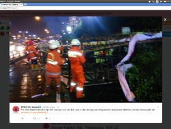 Baliho Roboh Dekat RS Harapan Kita Jakbar, 1 Taksi Tertimpa