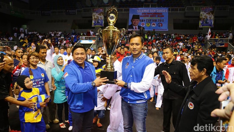 Agus menyerahkan piala SBY Cup kepada penyelenggara.