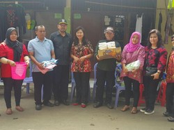 Kunjungi Korban Banjir, Istri Wagub DKI Bagikan Alat Kebersihan