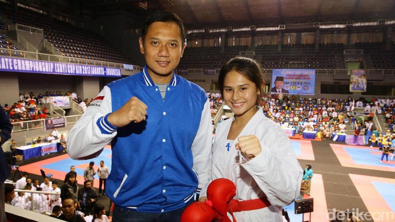 Agus foto bersama Juara 1 Komite Putri 2015 World Karatedo Federation Competition, Ceyco Georgia Zefanya