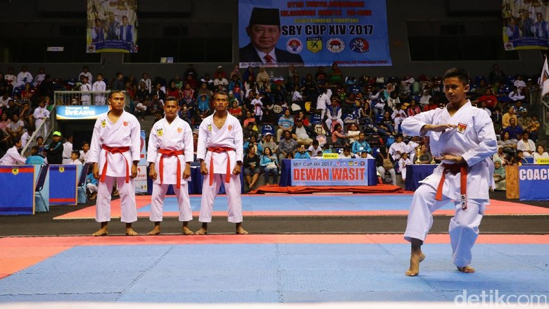 Seorang peserta unjuk kebolehan.