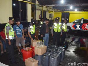 Polres Tegal Sita 2 Ember Tuak dan Amankan 7 Orang Pelaku