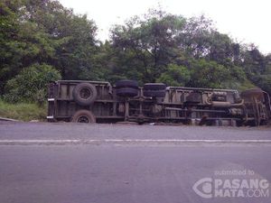 Kontainer Terguling di KM 43 Tol JORR-Cikunir, Macet Jelang Lokasi