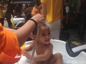 Menggemaskan! Tingkah Anak-anak Balita Saat Keramas Bareng