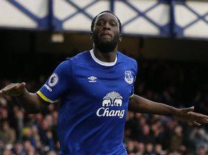 Phil Neville Unggah Foto Lukaku Berseragam MU, Netizen Heboh