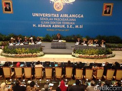 Menpan RB Jalani Sidang Ujian Terbuka S3 di Unair