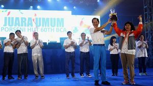 BCA Serahkan Piala Juara Umum Pekan Olahraga dan Seni