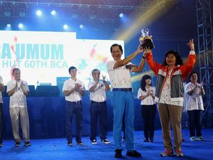 BCA Serahkan Piala Juara Umum Pekan Olahraga dan Seni