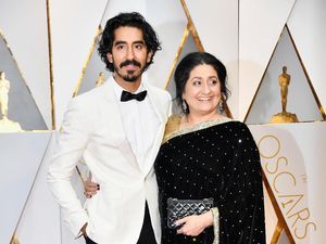 So Sweet, Para Aktor Tampan Gandeng Mesra Ibunda di Oscar 2017