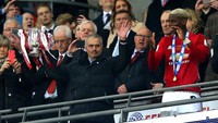 Di tahun yang sama, Februari 2017, Mourinho membawa MU juara Piala Liga Inggris. Ia punya tiga trofi di MU. Foto: Alex Livesey/Getty Images
