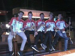 Andi Gilang dkk. Manfaatkan Jeda Latihan di Sirkuit dengan Biliar