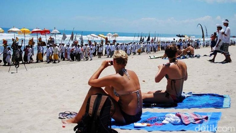 Foto: Turis di Pantai Kuta (Gede Suardana/detikTravel)