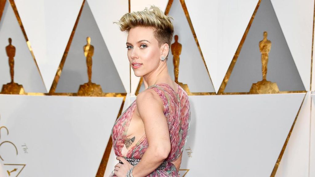 Pamer Tato dan Gandeng Cowok, Scarlett Johansson di Oscar 2017 Pamer Tato dan Gandeng Cowok, Scarlett Johansson di Oscar 2017