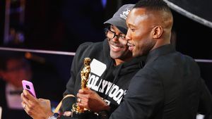 Keren, Mahershala Ali Pinjami Pialanya dan Selfie Bareng Turis