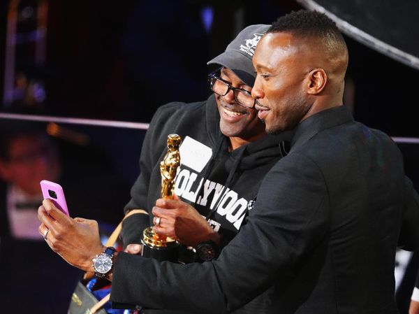Keren, Mahershala Ali Pinjami Pialanya dan Selfie Bareng Turis