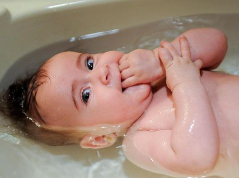 Berapa Kali Bayi Harus Keramas?/