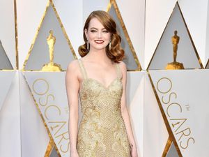 Emma Stone Tampil Anggun di Karpet Merah Oscar 2017