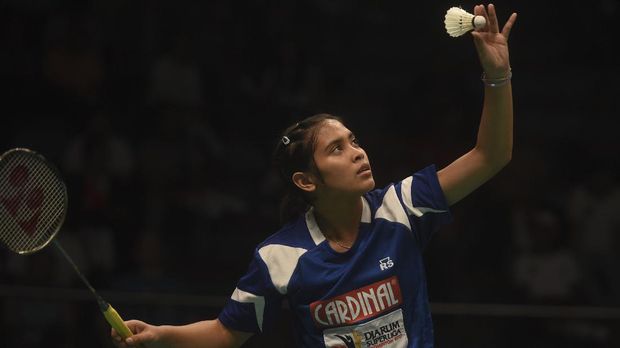 Pebulu tangkis putri klub Mutiara Cardinal Bandung Gregoria M Tunjung melakukan servis ke arah lawannya pebulu tangkis putri klub Tjakrindo Masters Isra Faradilah dalam babak semi final Djarum Superliga Badminton 2017 di DBL Arena Surabaya, Jawa Timur, Jumat (24/2). Gregoria menang dengan skor 2-0 (21-18, 21-11). ANTARA FOTO/Zabur Karuru/aww/17.