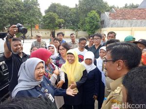 Aksi Djarot Saat Blusukan ke Utan Kayu