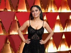 Salma Hayek Nangis saat Jalani Adegan Seks di Desperado