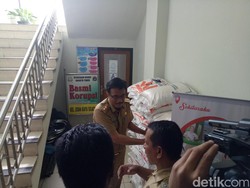 Lihat Tumpukan Raskin di Utan Kayu, Djarot: Jangan Telat Dikirim